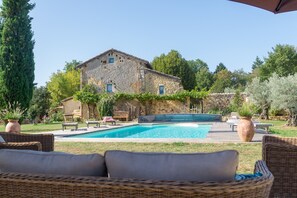 Piscina externa sazonal, guarda-sóis, espreguiçadeiras