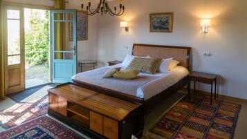 Double Room (Jasmin) | Desk, soundproofing, free cribs/infant beds, free WiFi