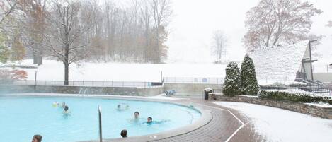 Una piscina al aire libre, una piscina climatizada
