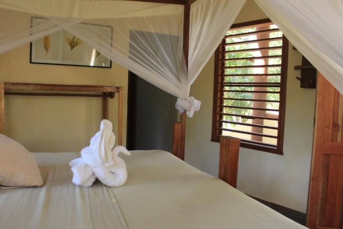 Muebles diferentes y ropa de cama 