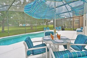 Outdoor pool - Lovely 4 Bedroom 3.5 Bath Pool Home With Games Room (Davenport)