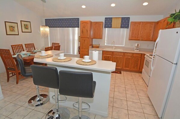 House | Private kitchen | Fridge, microwave, oven, dishwasher - 5 Bedroom Pool Home In Indian Creek Kissimmee FL (Kissimmee)