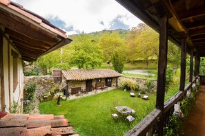 Outdoor dining - Room in H. Rural **** Hoces del Alto Ebro and Rudrón Natural Park (Crespos (Valle de Manzanedo) Burgos)