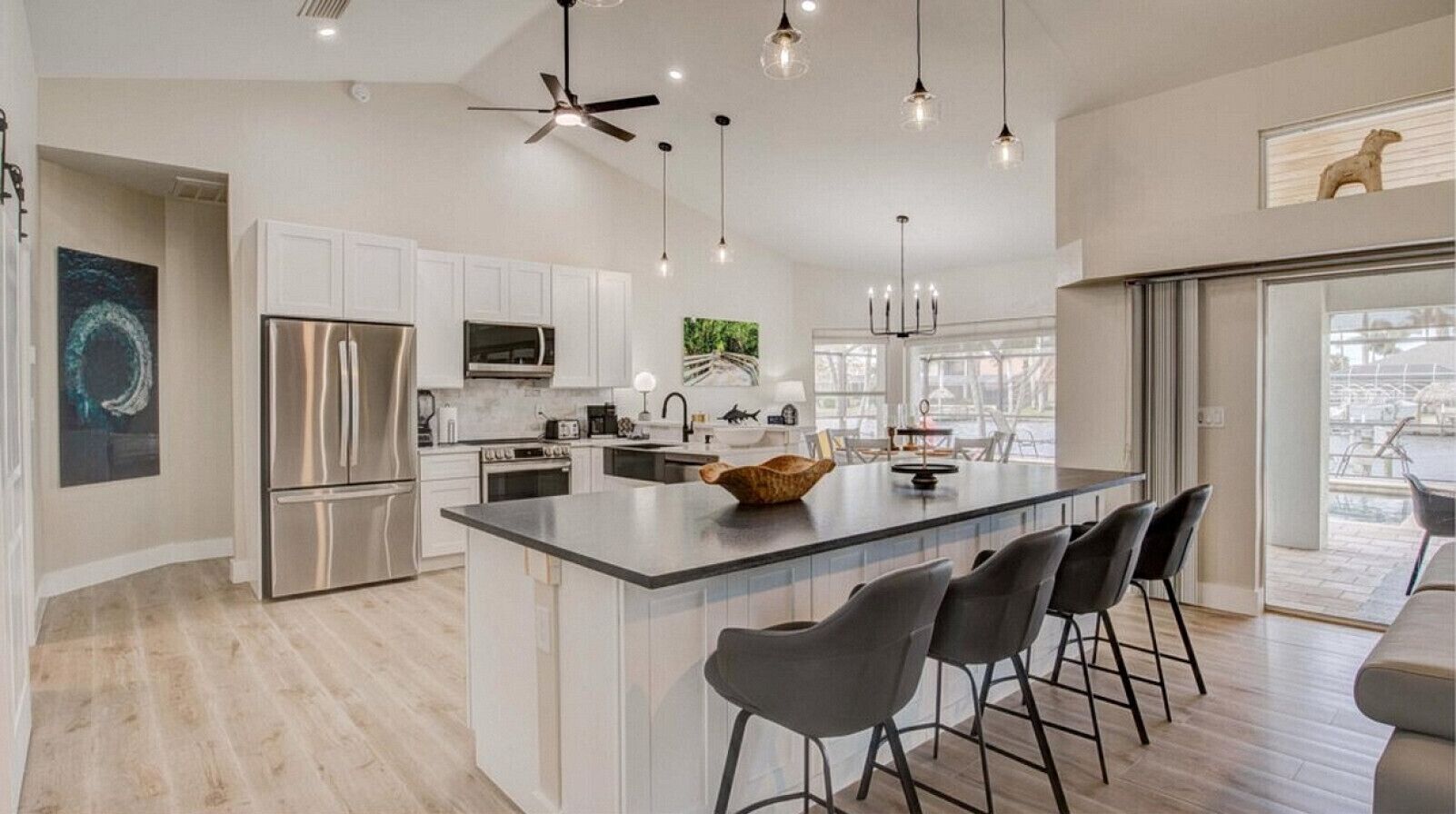 Réfrigérateur, micro-ondes, plaque de cuisson, lave-vaisselle