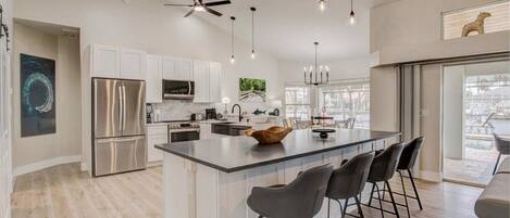 Réfrigérateur, micro-ondes, plaque de cuisson, lave-vaisselle