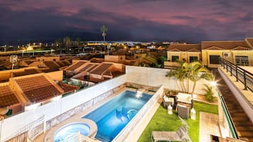 Una piscina al aire libre, una piscina climatizada