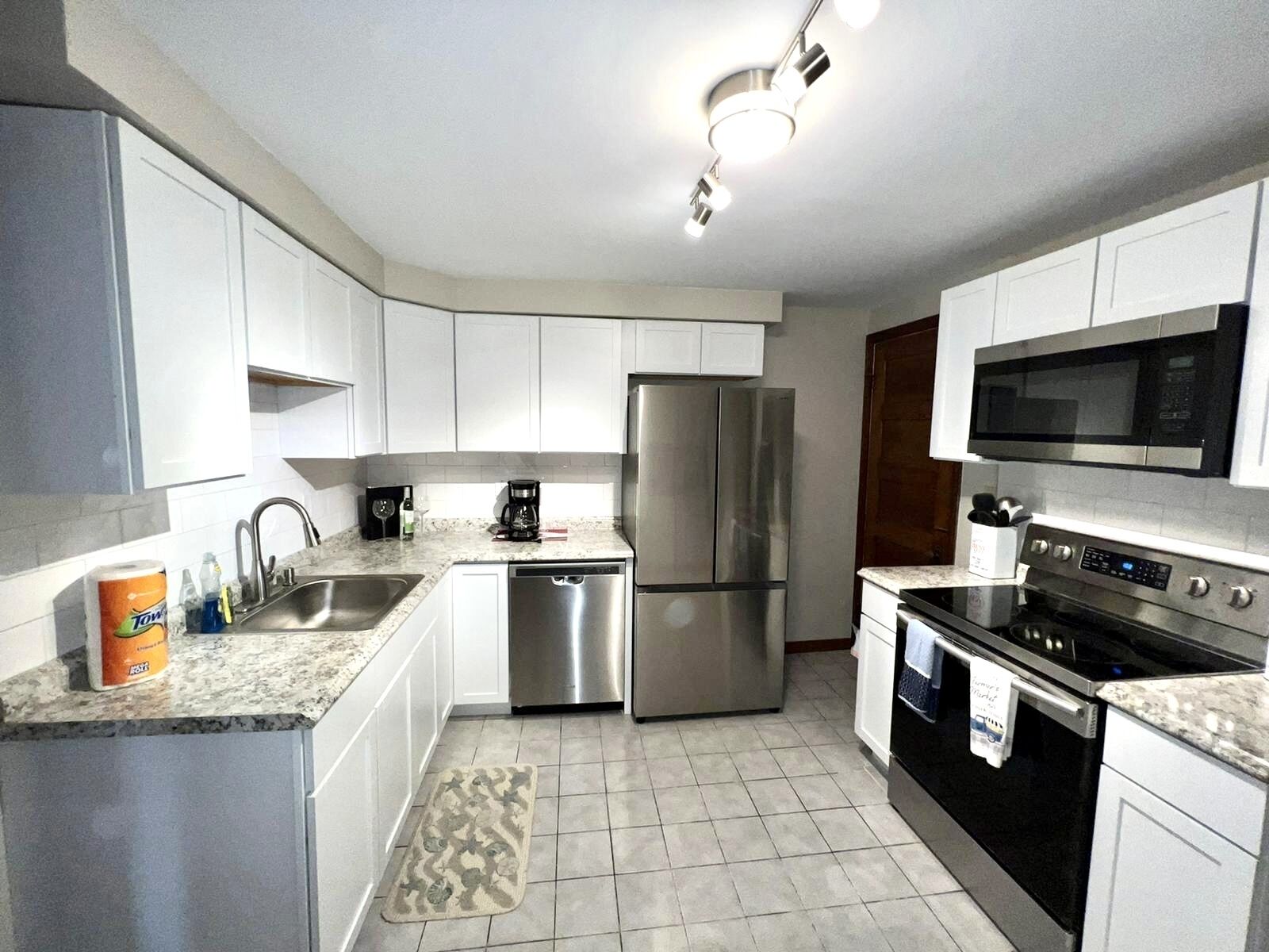 ثلاجة، ميكروويف، فرن، موقد طهي مسطح