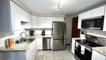 Réfrigérateur, four à micro-ondes, un four, surface de cuisson