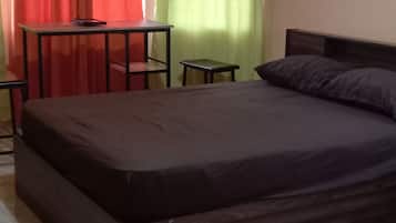 1 habitación, tabla de planchar con plancha, wifi y ropa de cama