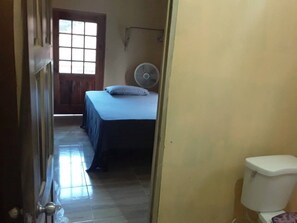 1 habitación, tabla de planchar con plancha, wifi y ropa de cama 