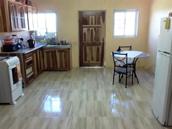 Refrigerador, horno, parrilla de estufa y tetera eléctrica 