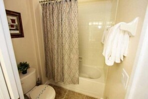 House | Bathroom - Awesome 4 Bedroom 3 Bath Pool Home in Champions Gate (Davenport)