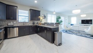 Rumah | Dapur pribadi | Kompor, mesin pencuci piring, dan peralatan masak/sendok-piring