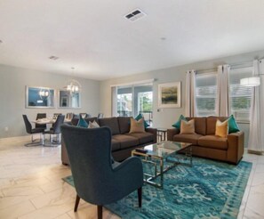 Flat-screen TV, DVD player - Amazing 8 Bedroom 5 Bath Pool Home In Championsgate Golf Resort (Davenport)