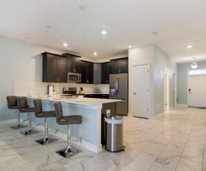 Jääkaappi, mikroaaltouuni, uuni, liesi