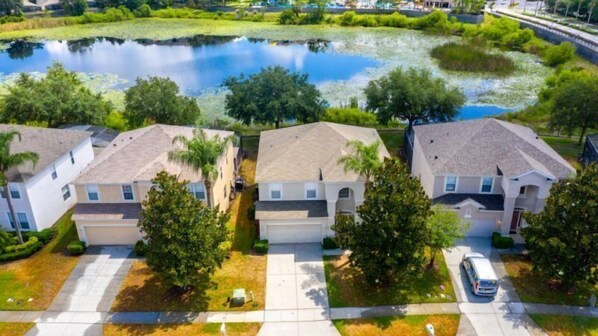Exterior - Amazing 6 Bedroom 4 Bath Pool Home With Lake View (Kissimmee)