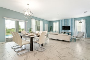 TV, DVD player - Amazing Championsgate Resort 6 Bed 6 Bath Pool Home (Davenport)