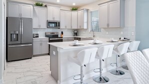 Coffee/tea maker, fridge, microwave, oven - Amazing Championsgate Resort 6 Bed 6 Bath Pool Home (Davenport)