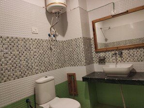 Douche, serviettes fournies, savon, papier toilette
