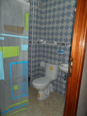 Appartement Standard, 2 chambres | Salle de bain | Douche, serviettes fournies