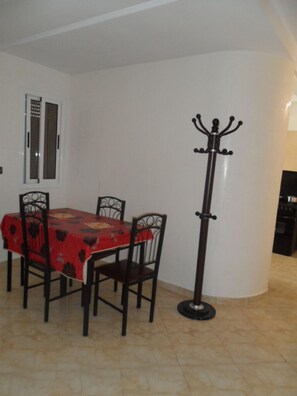 Appartement Standard, 2 chambres | Salle de séjour | Téléviseur