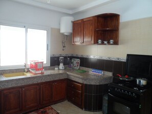 Standard Apartment, 2 Bedrooms | Private kitchen | Fridge, microwave, oven, stovetop - Résidence Mimosa (El Jadida)