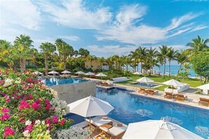 Een buitenzwembad, een verwarmd zwembad