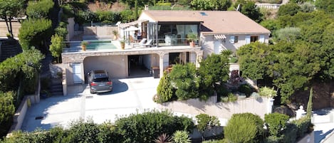 المنشأة من الخارج