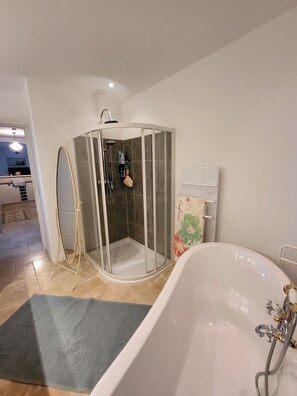 Combined shower/tub, hair dryer, towels