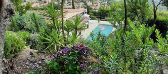 quiet villa, decorated in a Provencal style, with a large terrace and a swimming pool