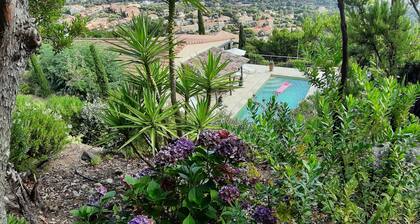 villa calme, au charme provençal, avec une grande terrasse et une piscine
