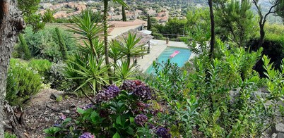 quiet villa, decorated in a Provencal style, with a large terrace and a swimming pool