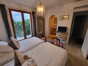 2 bedrooms, desk, iron/ironing board, travel cot - quiet villa, decorated in a Provencal style, with a large terrace and a swimming pool (Cavalaire-sur-Mer)