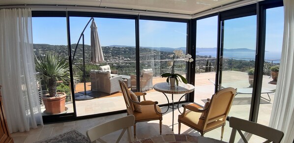 Dining - quiet villa, decorated in a Provencal style, with a large terrace and a swimming pool (Cavalaire-sur-Mer)