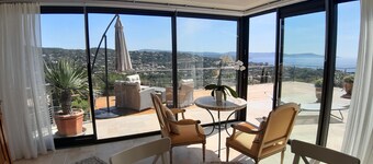 quiet villa, decorated in a Provencal style, with a large terrace and a swimming pool