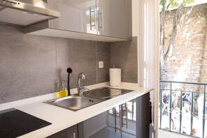 Réfrigérateur, four à micro-ondes, surface de cuisson