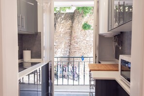 Fridge, microwave, stovetop, electric kettle - Conqvistador 101 Homes (Lisboa)