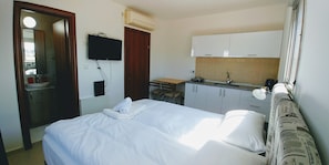 Superior kamer, 1 slaapkamer, niet-roken, kitchenette | Verduisterende gordijnen, een strijkplank/strijkijzer, gratis wifi