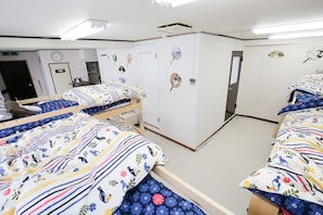 1 habitación, escritorio, tabla de planchar con plancha y ropa de cama