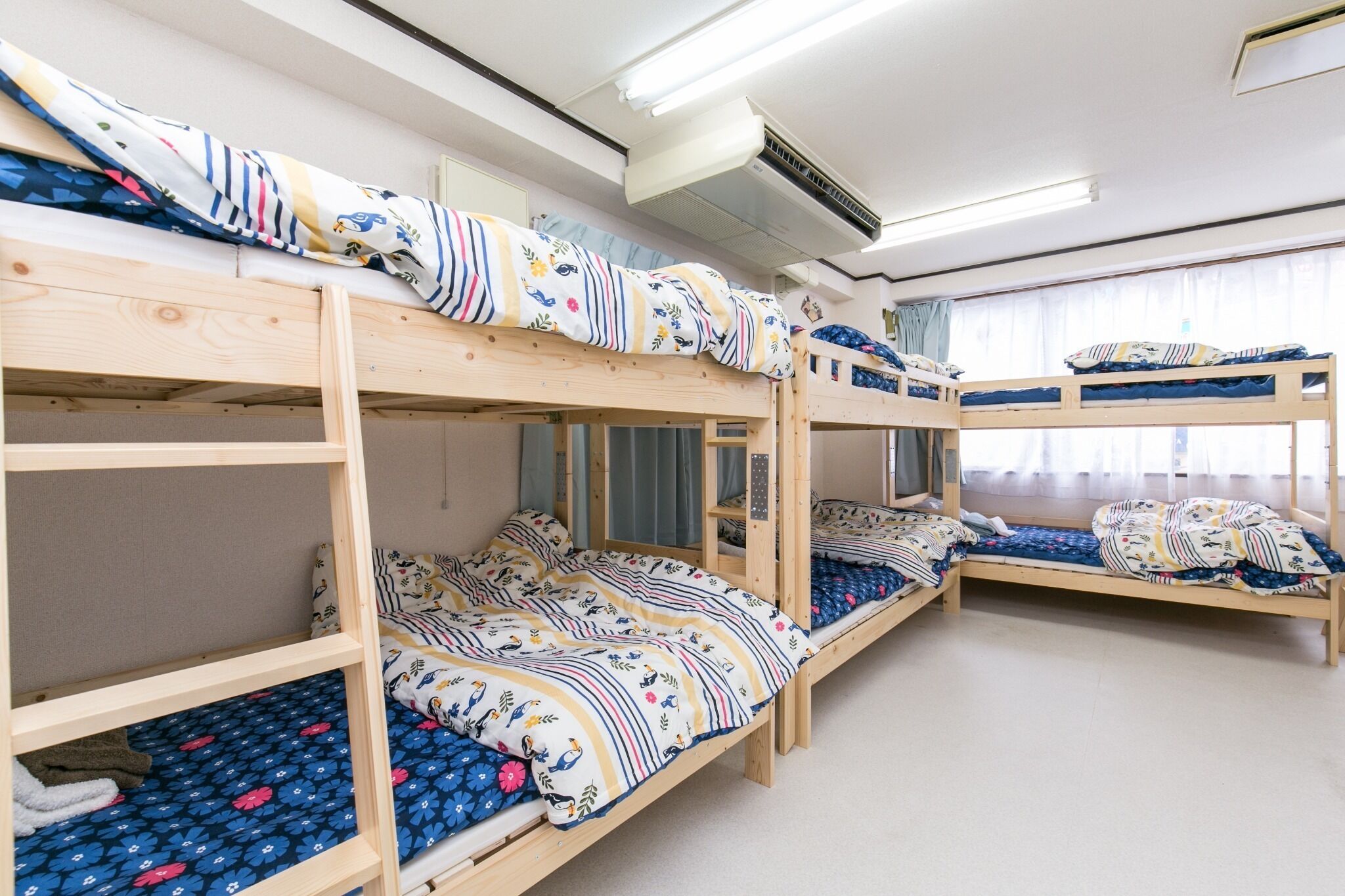 1 camera, una scrivania, ferro/asse da stiro, lenzuola