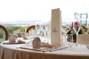 A table set for a meal with wine glasses, a menu, and a dessert centerpiece. - Masseria Sacramento (Palagianello)