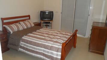Standard Apartment, 2 Bedrooms | 2 bedrooms, bed sheets