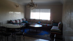 標準公寓, 2 間臥室 | 起居區 | 平面電視