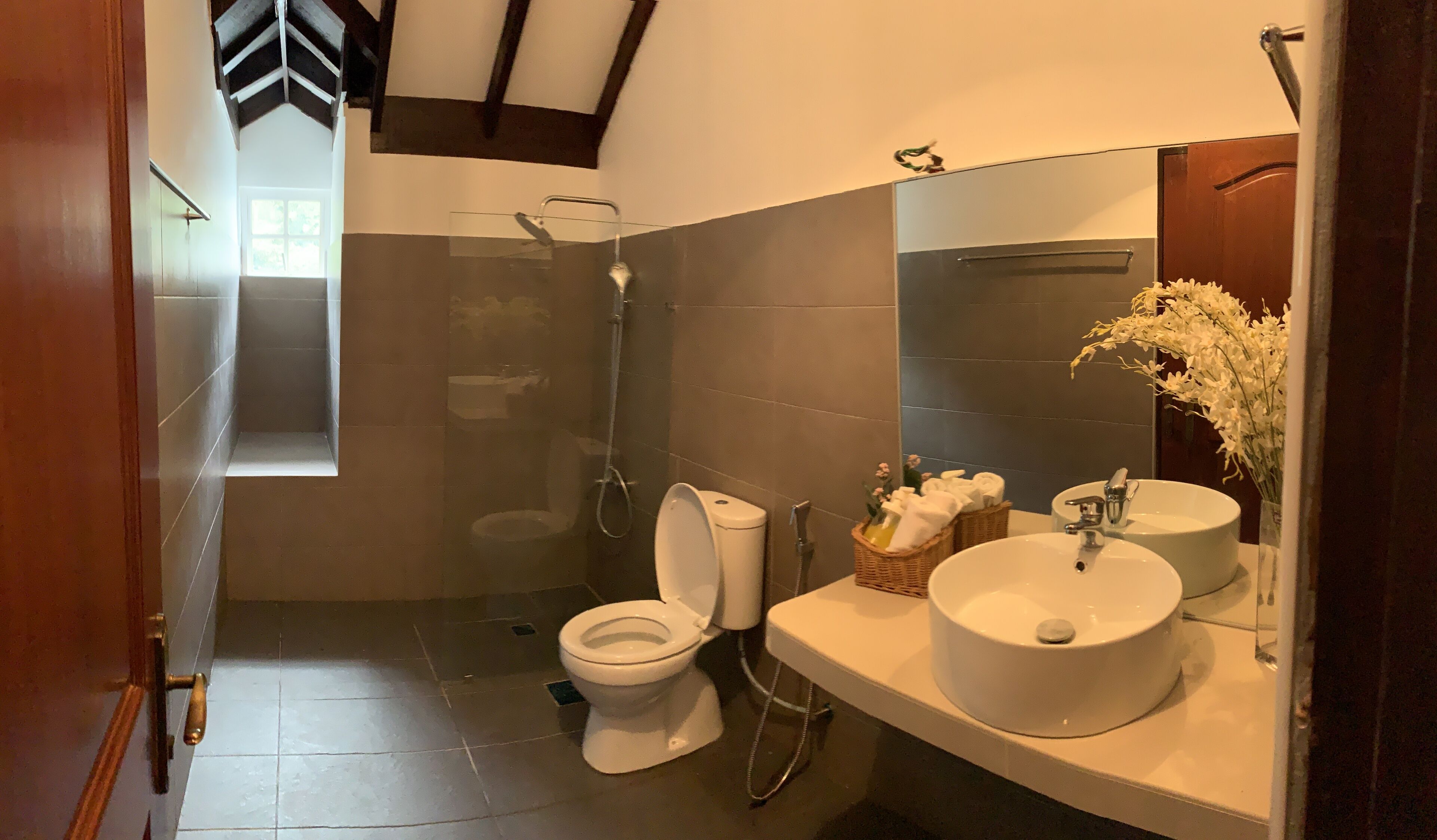 Een douche, een haardroger, handdoeken, zeep