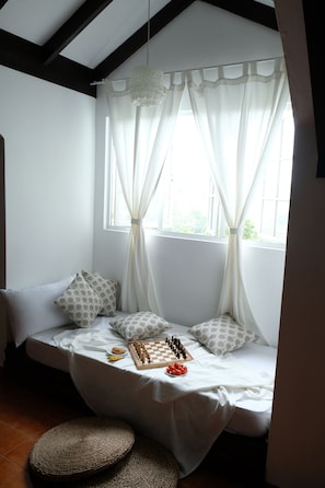 Aster Suite | Blackout curtains, iron/ironing board, free WiFi, bed sheets - Green Acres Fraser's Hill (Raub)
