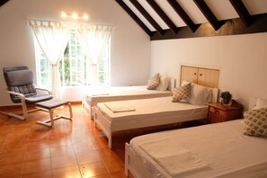 Cortinas blackout, tabla de planchar con plancha y wifi gratis