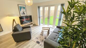 Business House, 2 Bedrooms | Living area | Smart TV