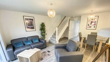 Business House, 2 Bedrooms | Living room | Smart TV