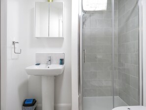 Maison Affaires, 2 chambres | Douche de la salle de bain
