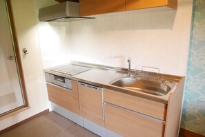 Refrigerador, microondas, parrilla de estufa y utensilios de cocina 